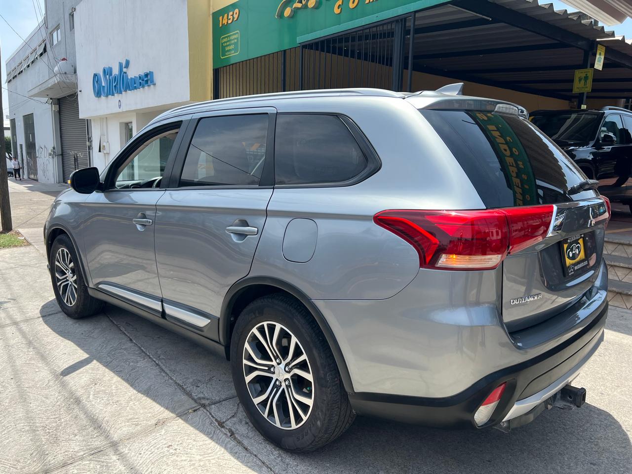 MITSUBISHI OUTLANDER ES SUV TA 7 PASAJEROS