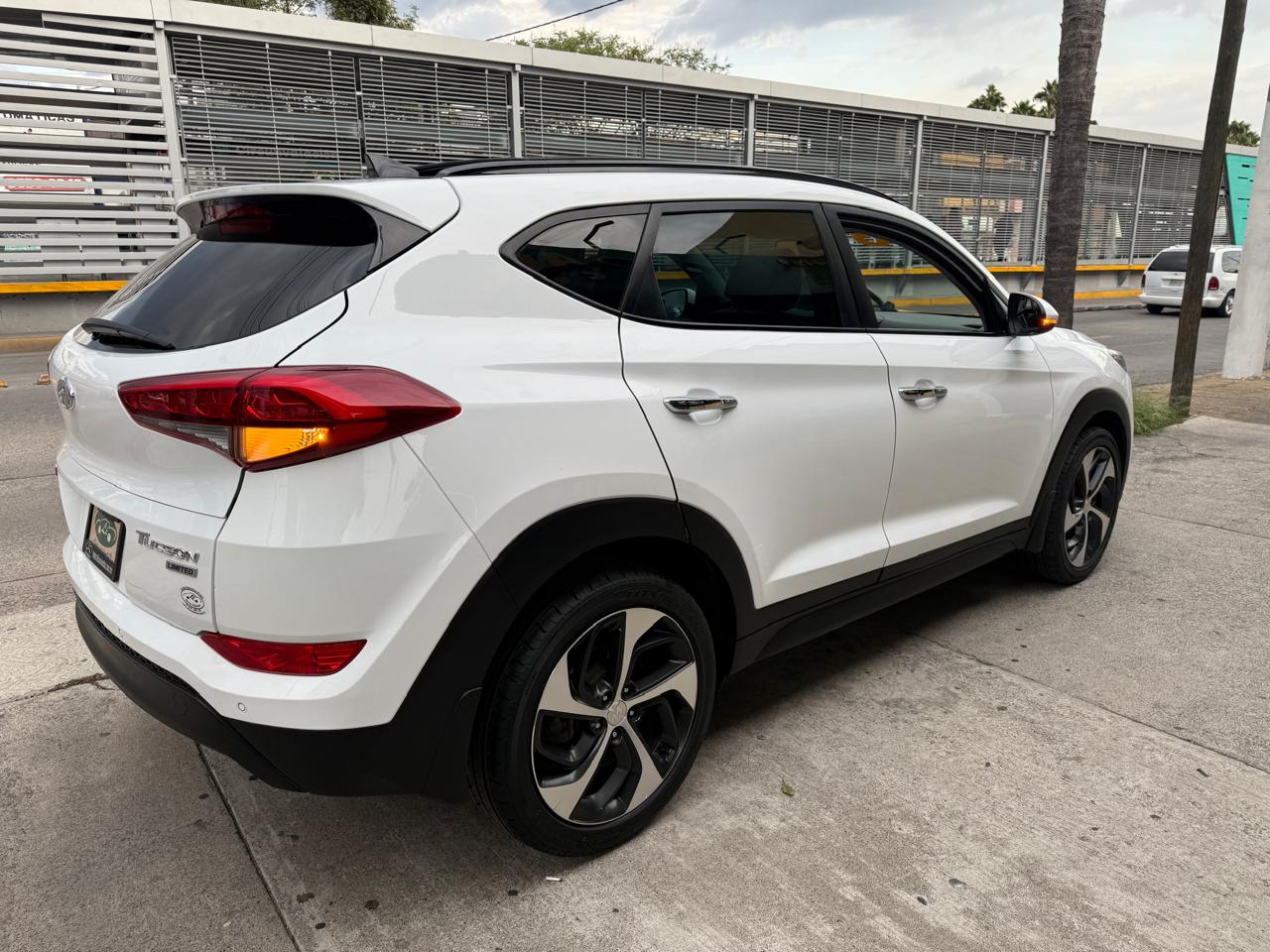 HYUNDAI TUCSON LIMITED TECH SUV TA