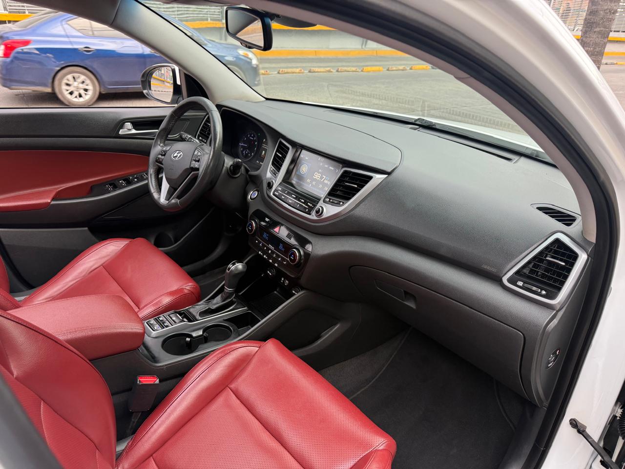 HYUNDAI TUCSON LIMITED TECH SUV TA