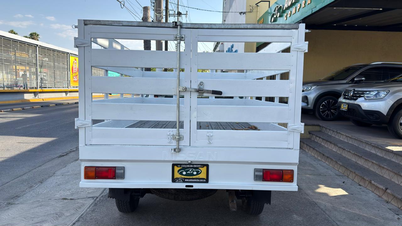 NISSAN NP300 ESTACA C/REDILAS TM 2022