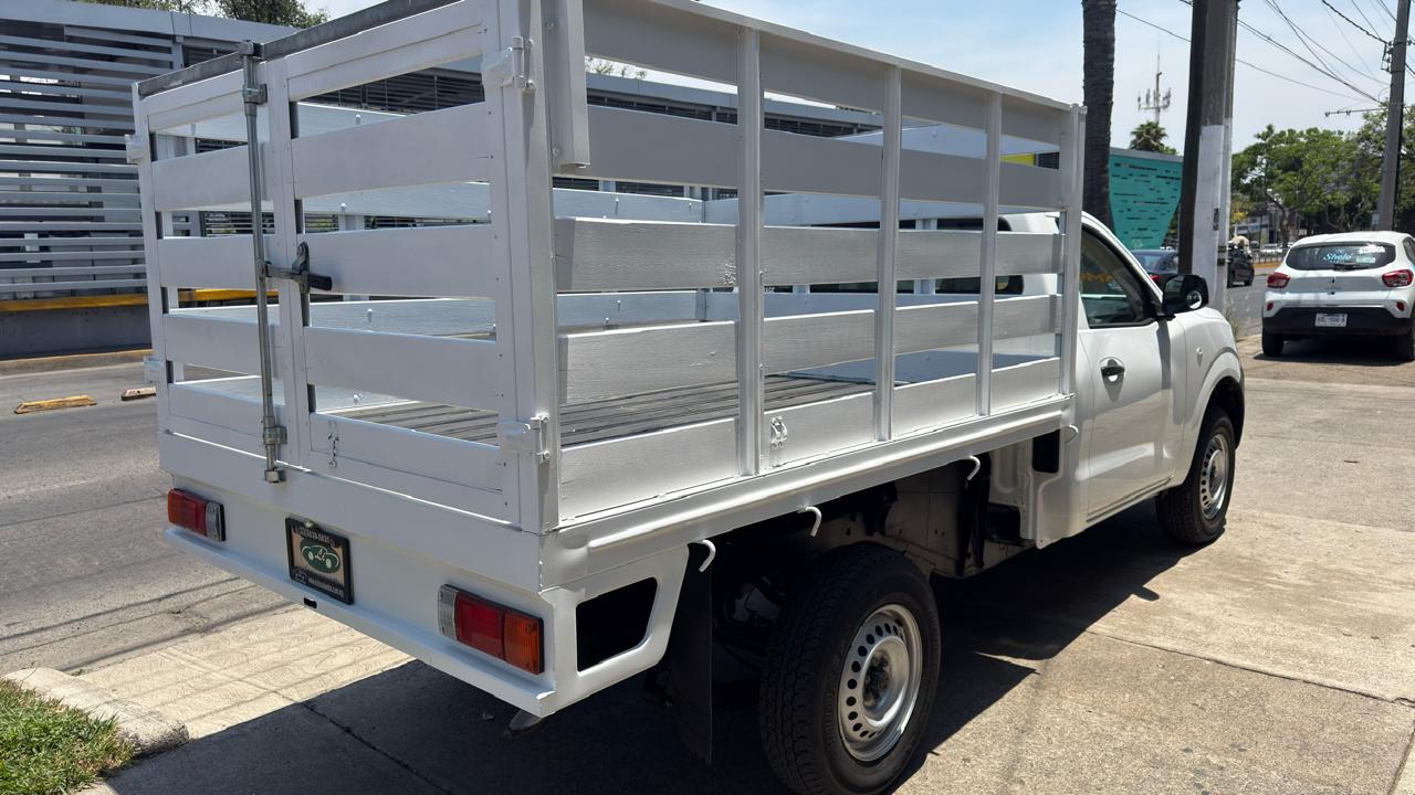 NISSAN NP300 ESTACA C/REDILAS TM 2022