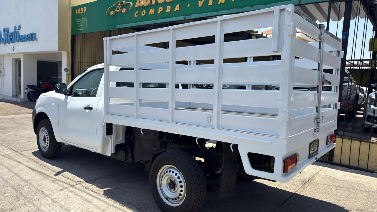 NISSAN NP300 ESTACA C/REDILAS TM 2022