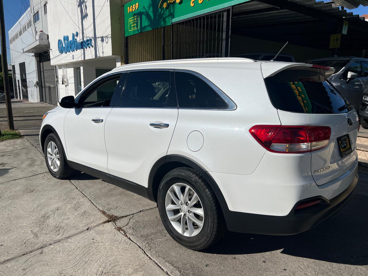 KIA SORENTO LX SUV TA 3ER FILA 2018